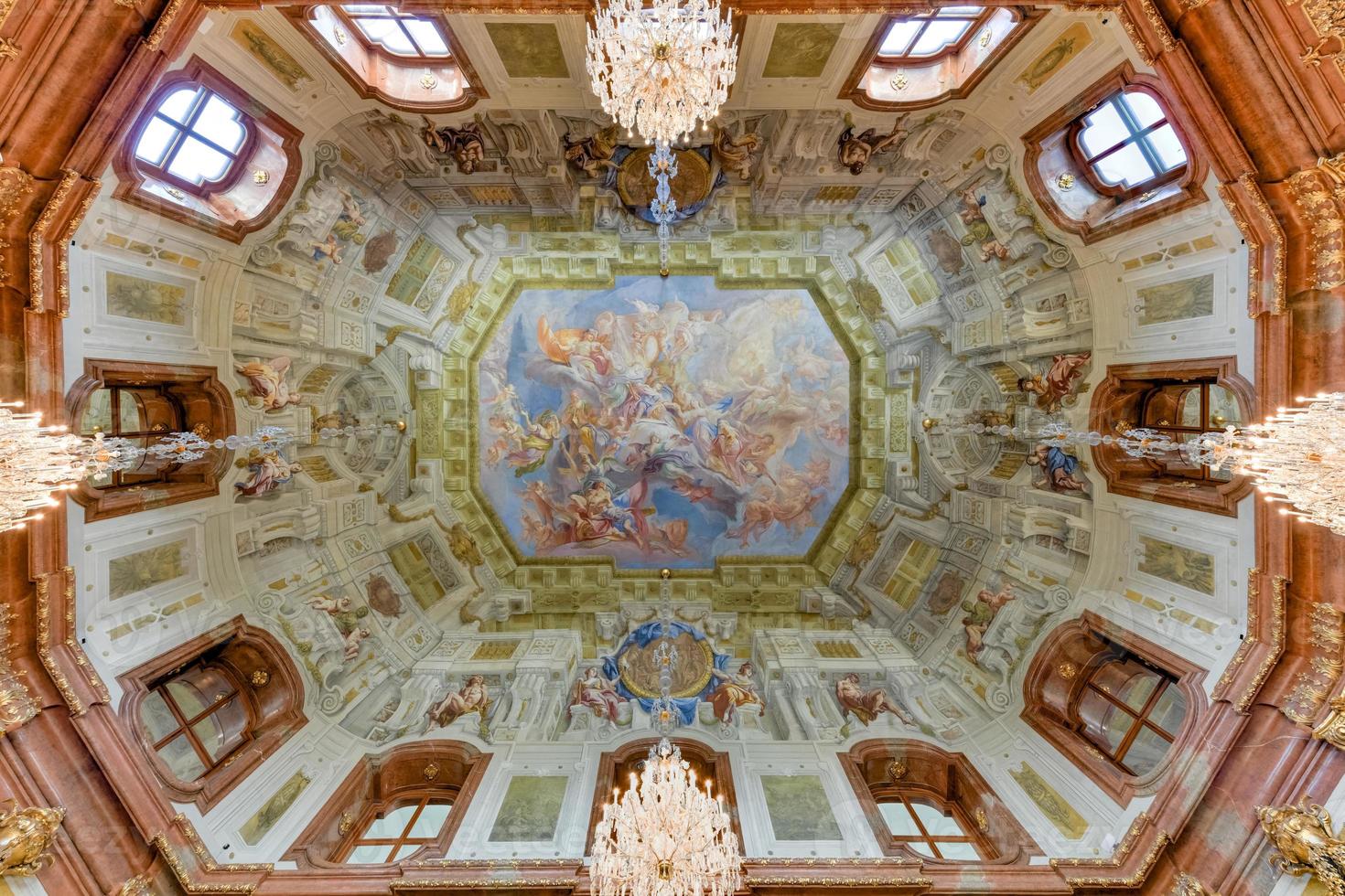 utsmyckad målad tak på de marmor hall av de övre belvedere palats i Wien, Österrike, Europa foto