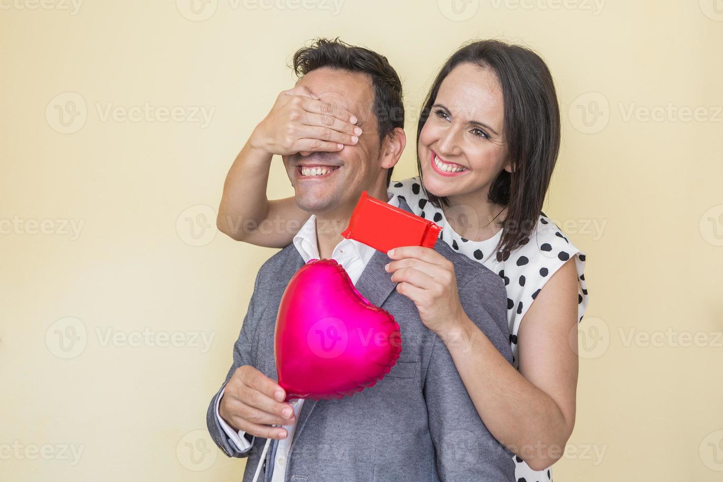 leende etnisk par i kärlek fira helgon valentines dag foto