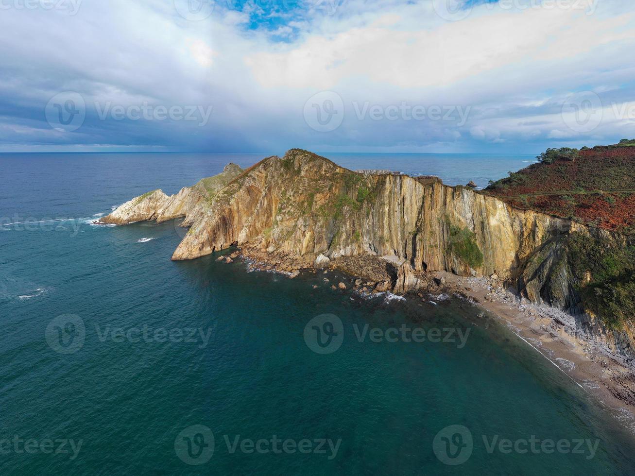 tystnad strand, silver-sandig cove stöd förbi en naturlig sten amfiteater i asturien, Spanien. foto