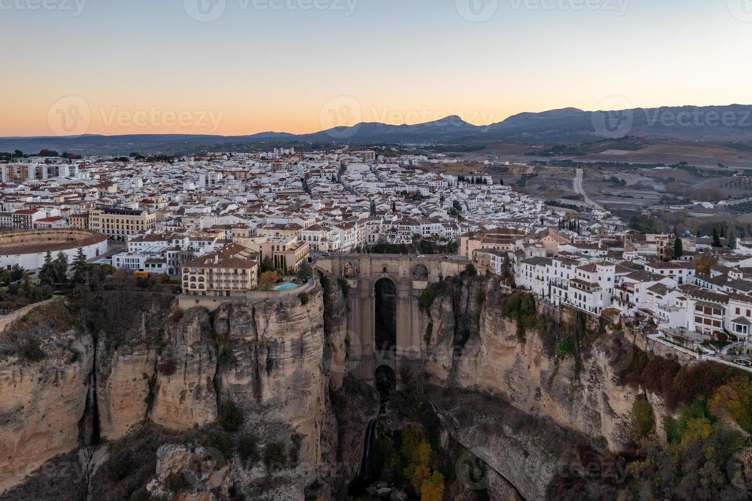 klippig landskap av ronda stad med puente nuevo bro och byggnader, andalusien, Spanien foto