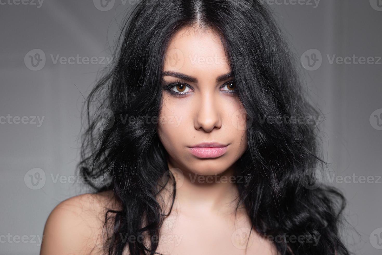 porträtt av ett attraktiv ung brunett foto