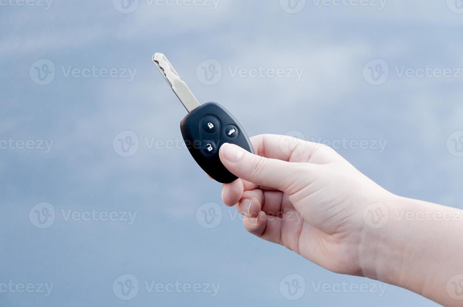 hand kvinna innehav bil nycklar, kvinna hand ger nycklar foto