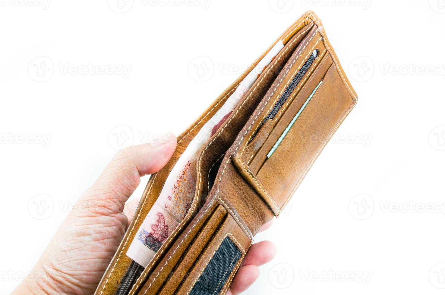 hand män håll plånbok pengar på vit bakgrund , thailand sedlar foto
