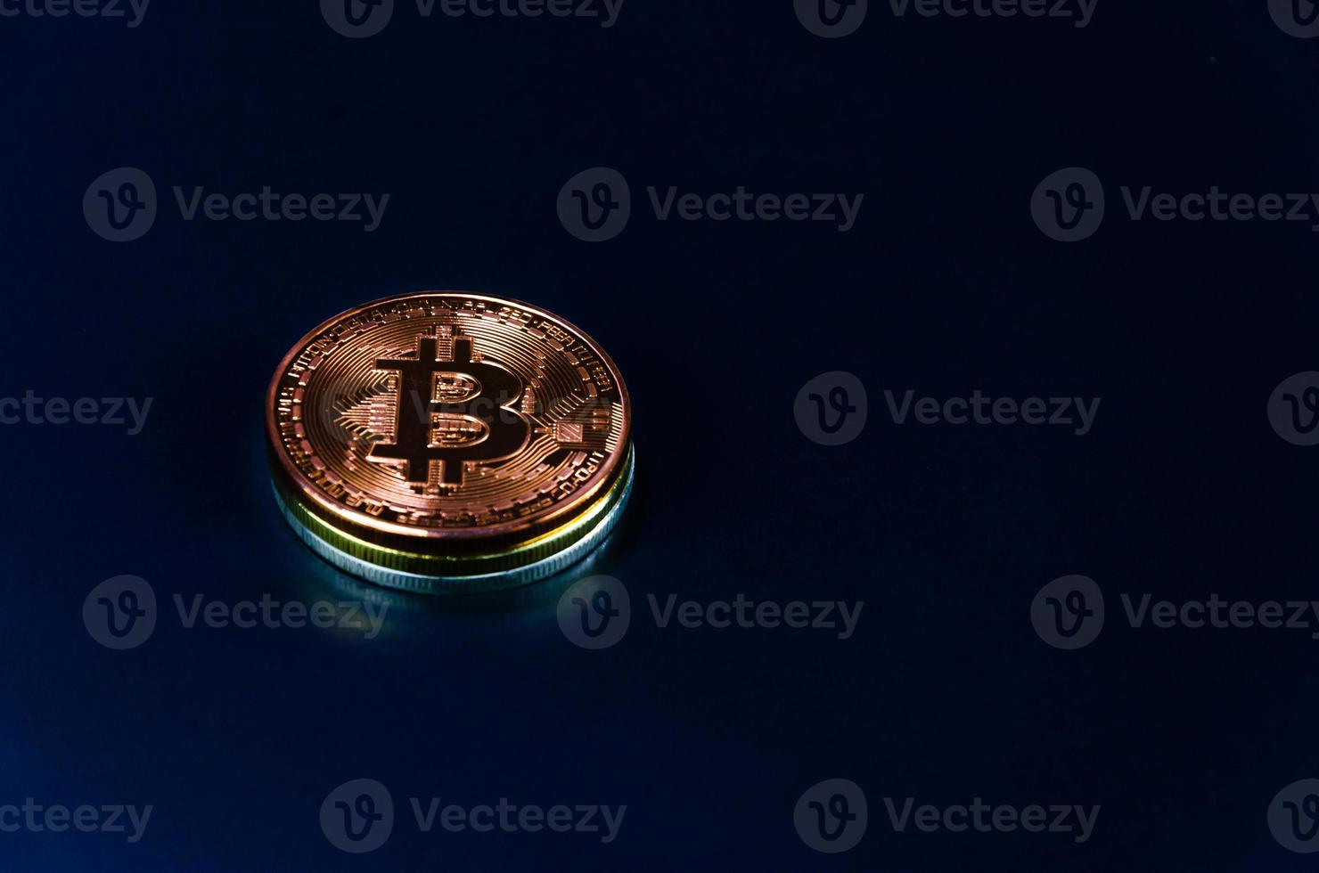 bitcoin mynt på mörk bakgrund, symbol av elektronisk virtuell pengar och brytning kryptovaluta koncept.mynt crypto valuta bitcoin begrepp. foto