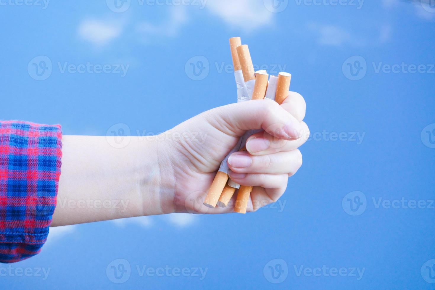 bruten cigarett på hand. vinnande med Beroende nikotin problem, nej rökning. Avslutning från missbruk begrepp. foto