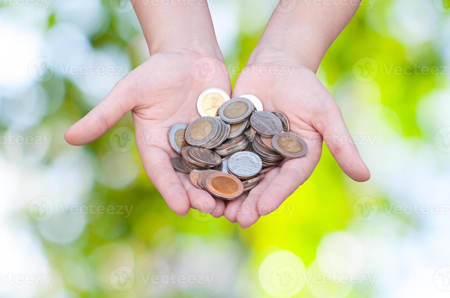 mynt i händer på grön natur bakgrund, donation investering fond finansiell Stöd välgörenhet utdelning marknadsföra tillväxt foto