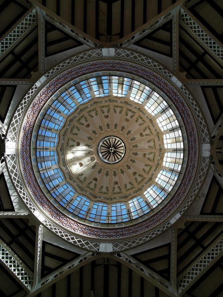 under de kupol med gammal färgatglas fönster. stad marknadsföra byggnad, valencia foto