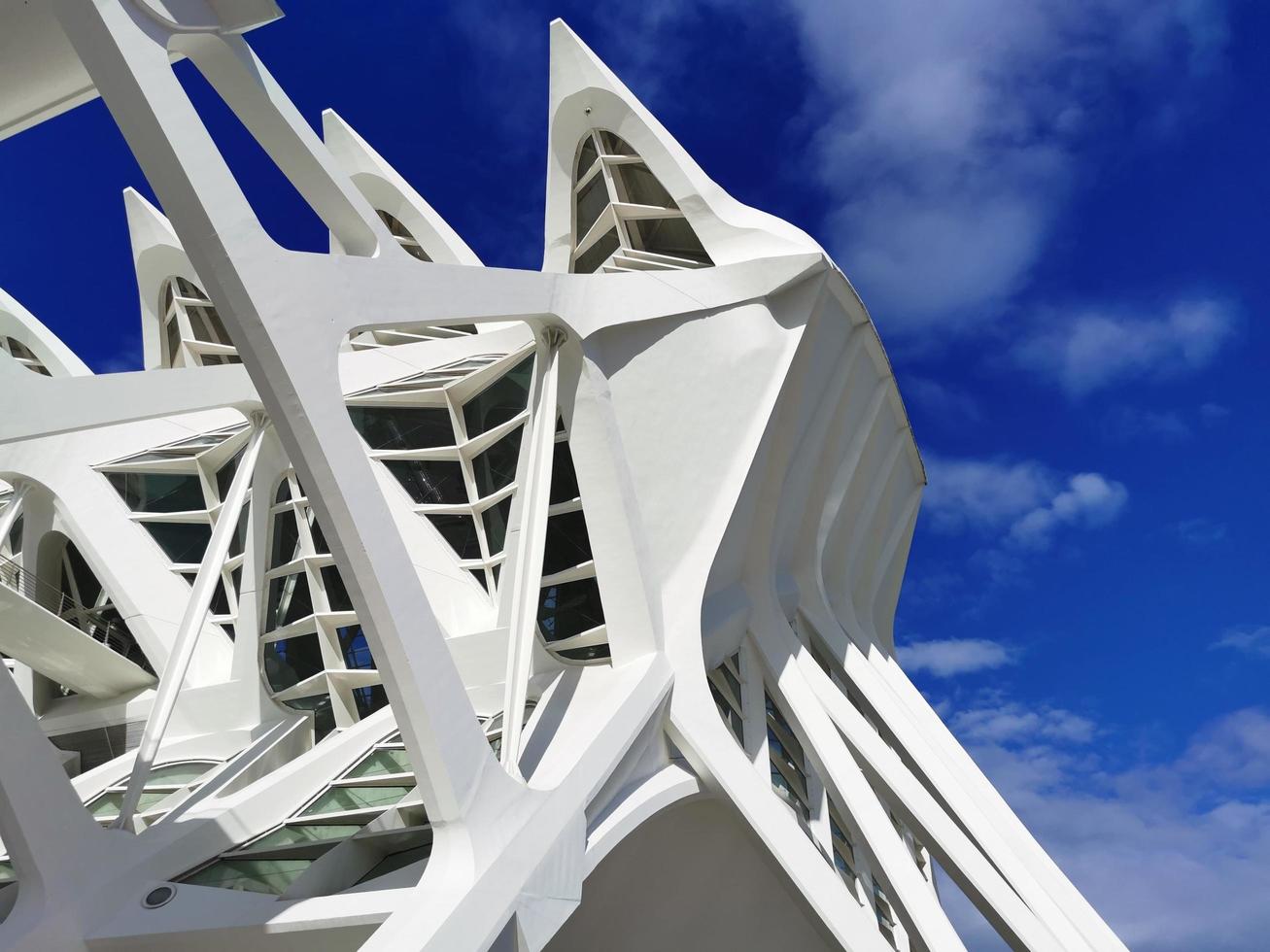 monumental arkitektur, en Snövit byggnad mot de bottenlös himmel. Valencia, Spanien foto