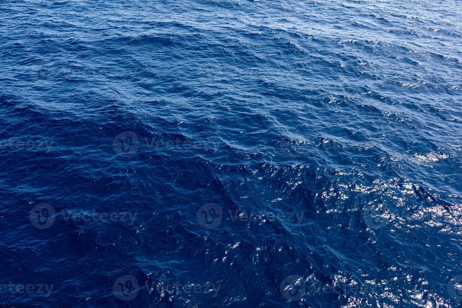 hav eller hav bakgrund. blå hav vatten i lugna. foto