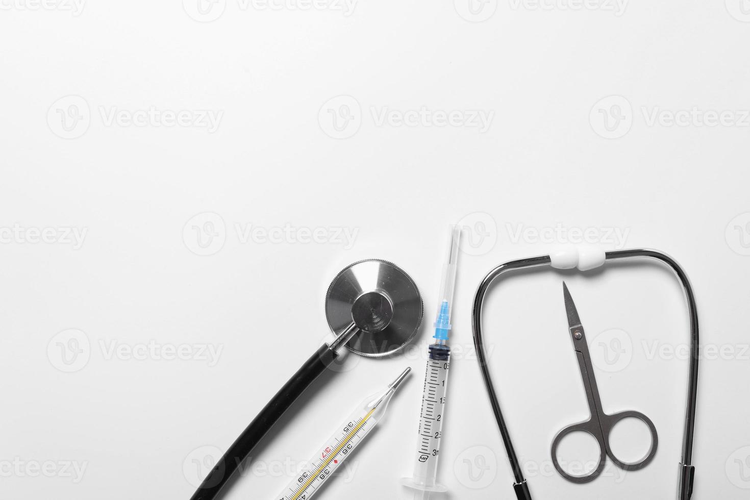 medicinsk instrument stetoskop, spruta, termometer på en vit bakgrund. apotek handla begrepp foto