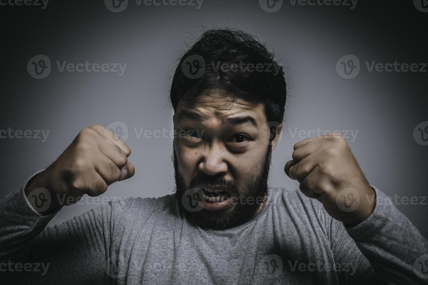 asiatisk stilig man arg på vit bakgrund, porträtt av ung påfrestning manlig begrepp foto