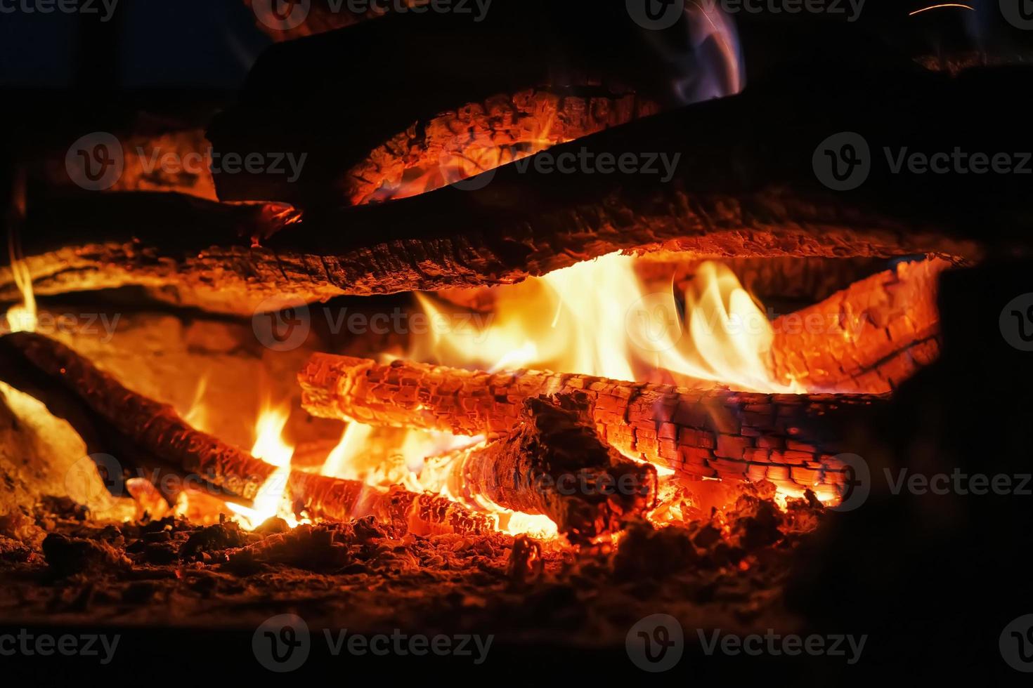 trä i en brand med ett öppen brand och röd kol foto