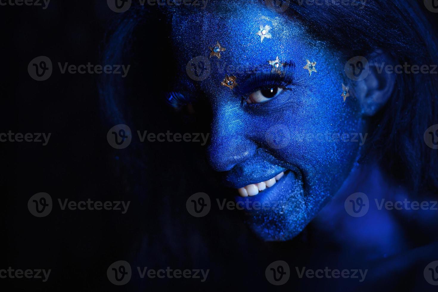 ung leende flicka med blå aqua foto