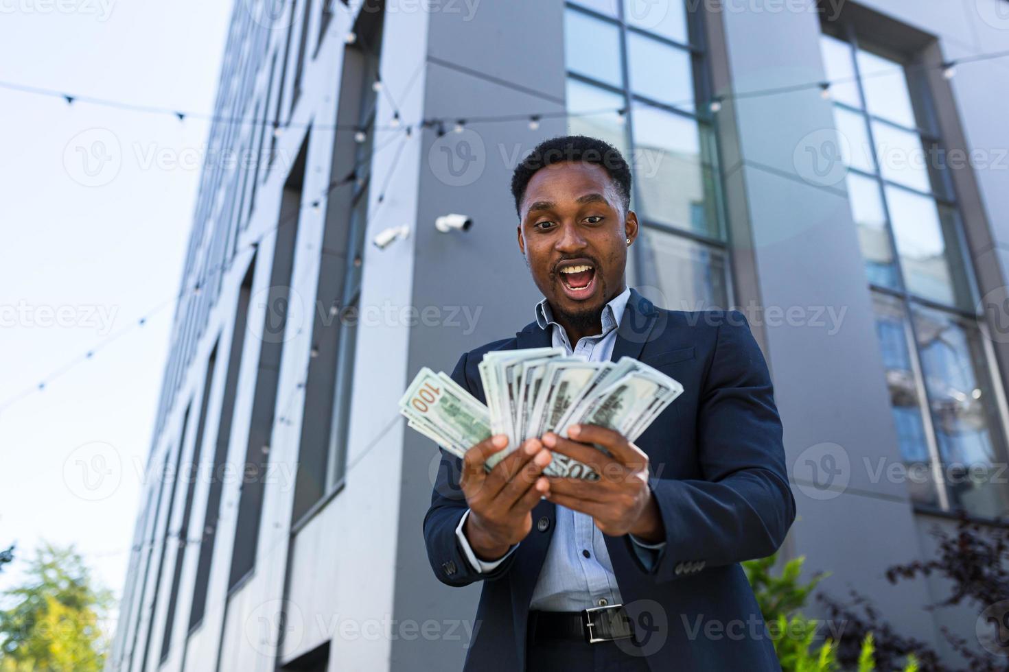 Lycklig framgångsrik afrikansk amerikan affärsman räknas, vågor, kastar, visa av foto