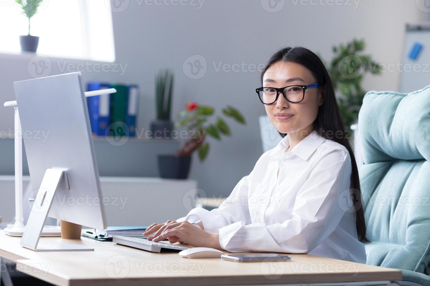 porträtt av framgångsrik kontor arbetstagare asiatisk kvinna foto