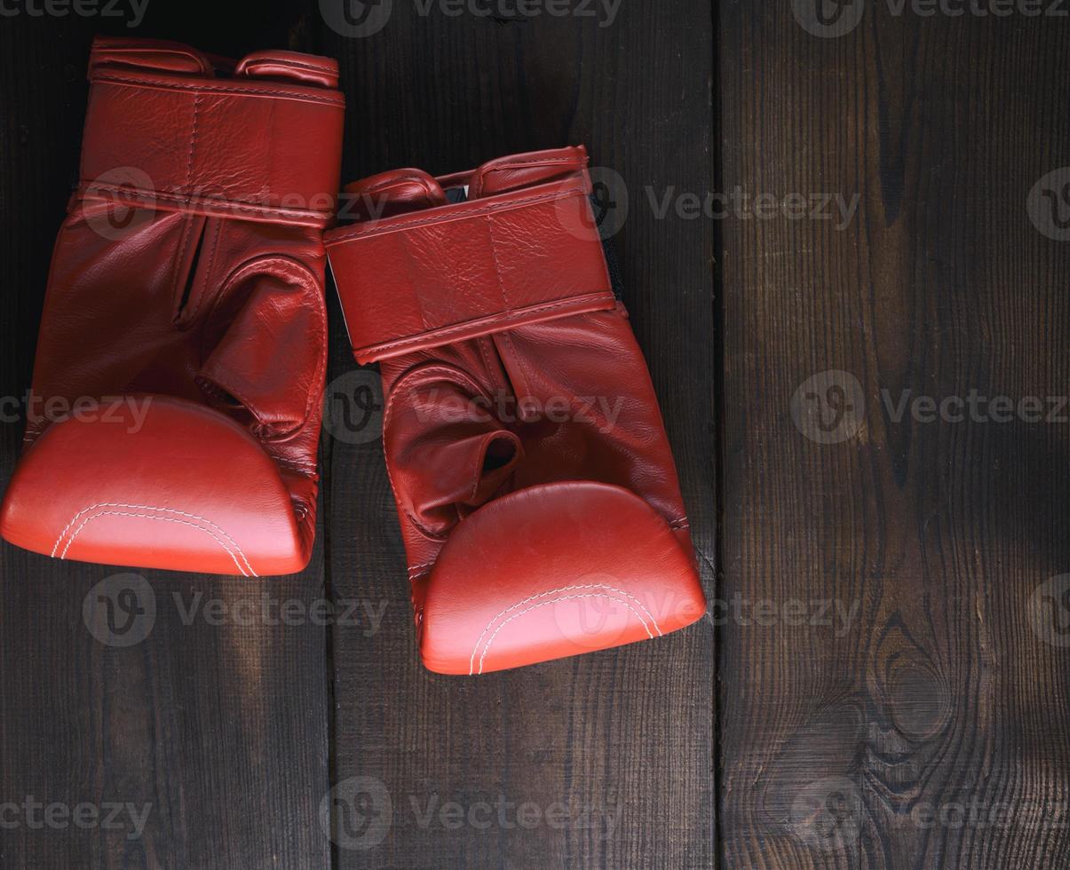 par av röd läder handskar för boxning foto