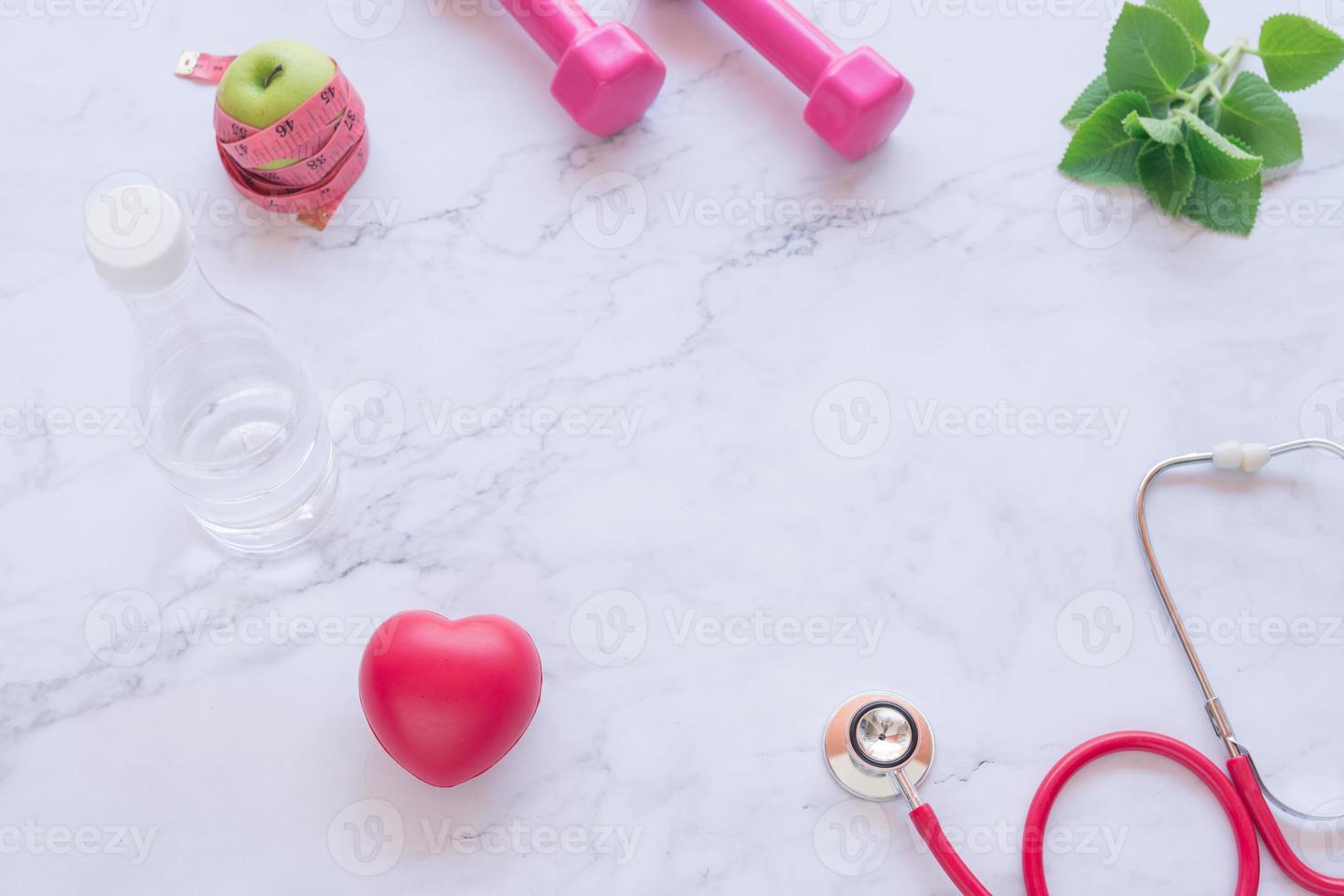 bra hälsokoncept med rött hjärta och stetoskop foto