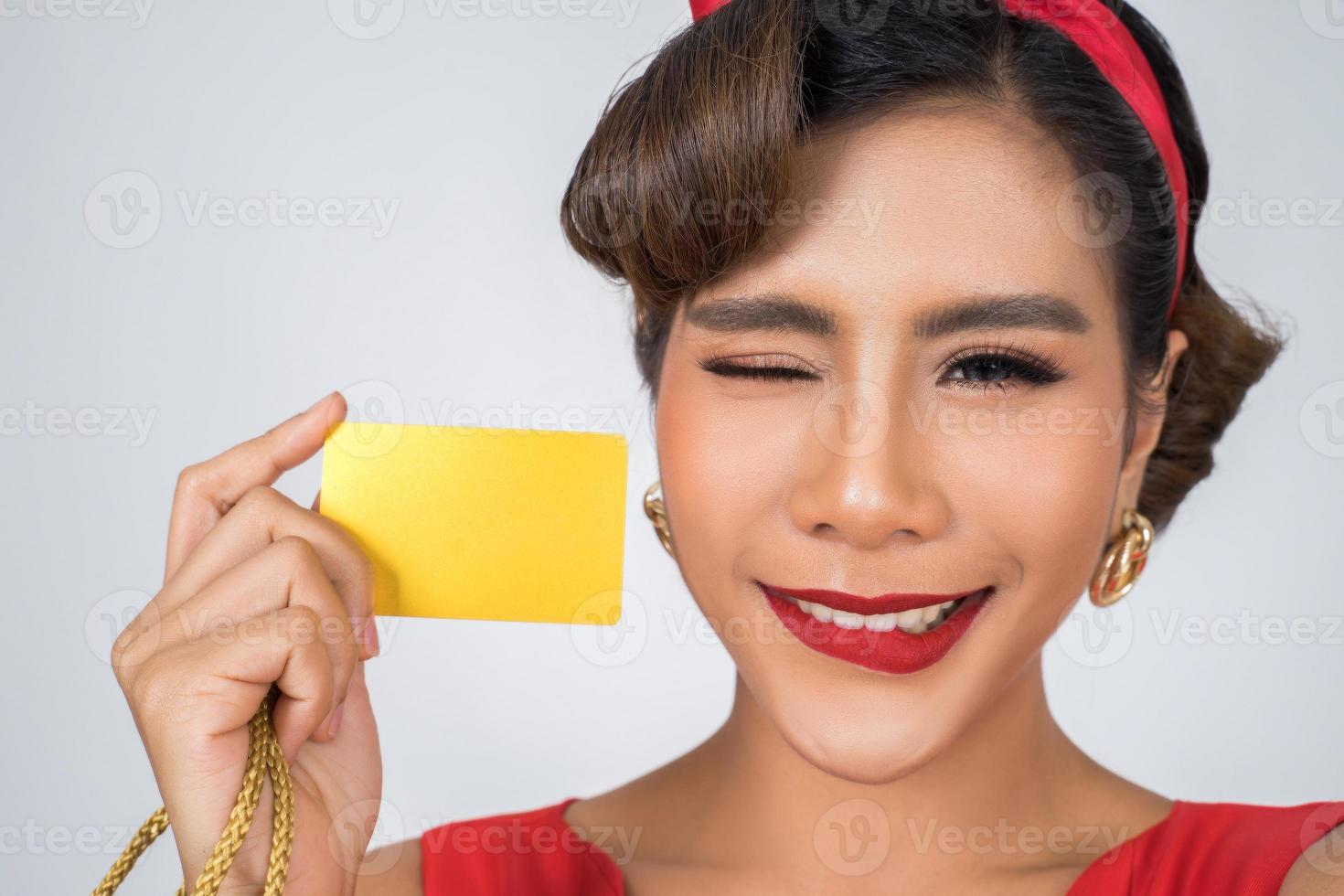 porträtt av en kvinna som håller ett kreditkort foto