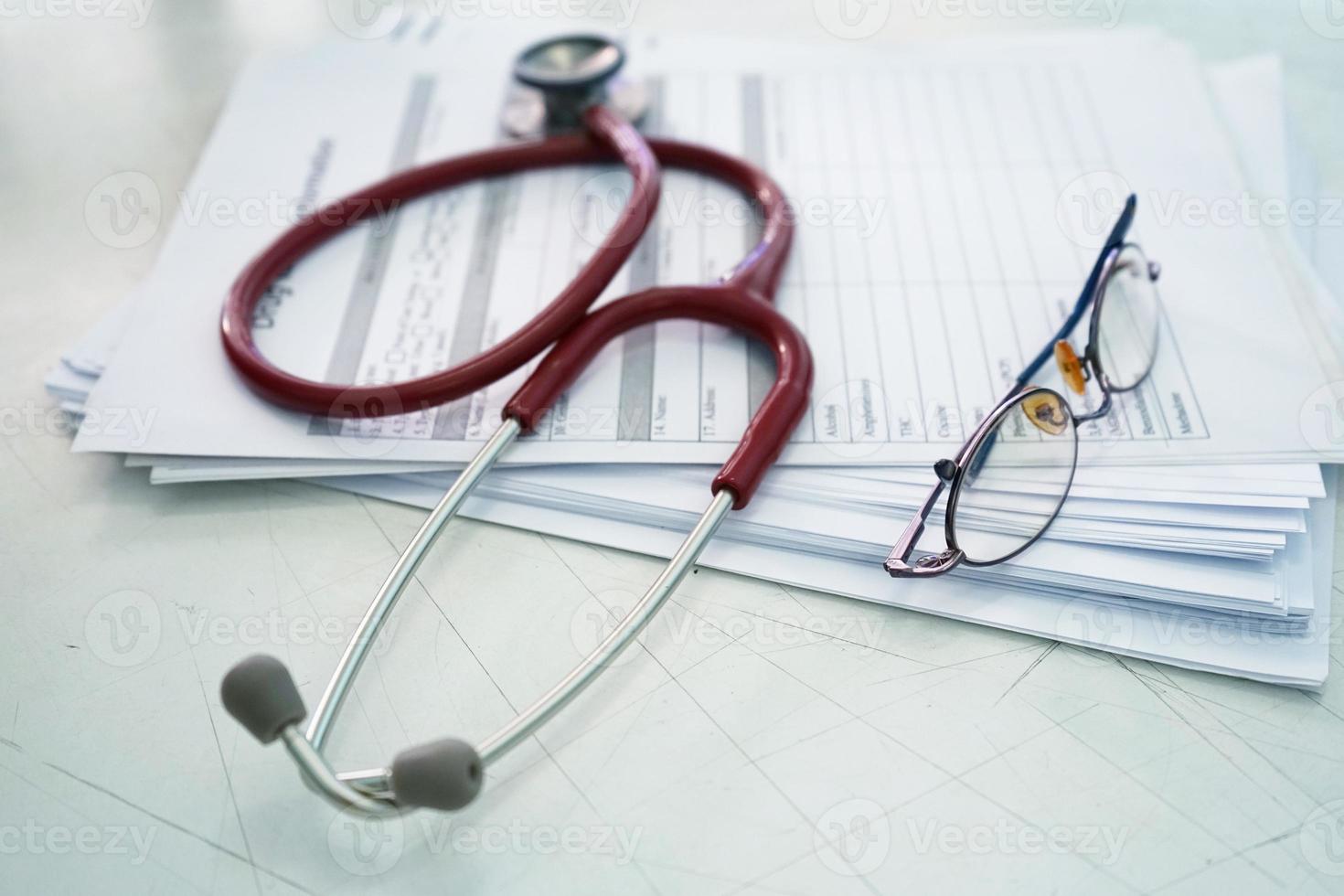 röd stetoskop och monokel på läkemedel testa foto