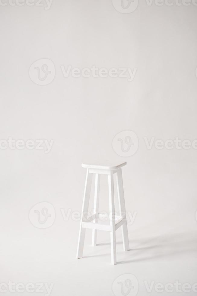 en vit hög trä- stol står på en vit bakgrund foto