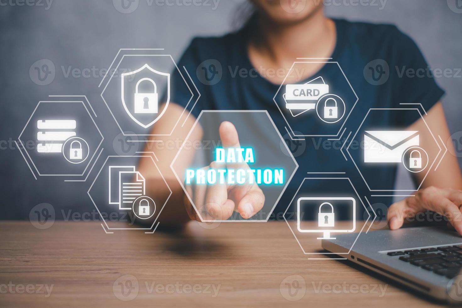 data skydd Integritet begrepp, företag kvinna skyddande data personlig information på virtuell gränssnitt, gdpr, eu. foto