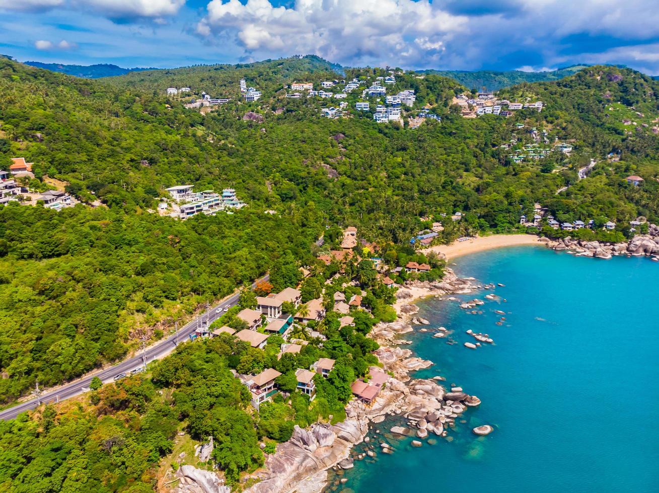 Flygfoto över den vackra tropiska stranden på Koh Samui Island, Thailand foto