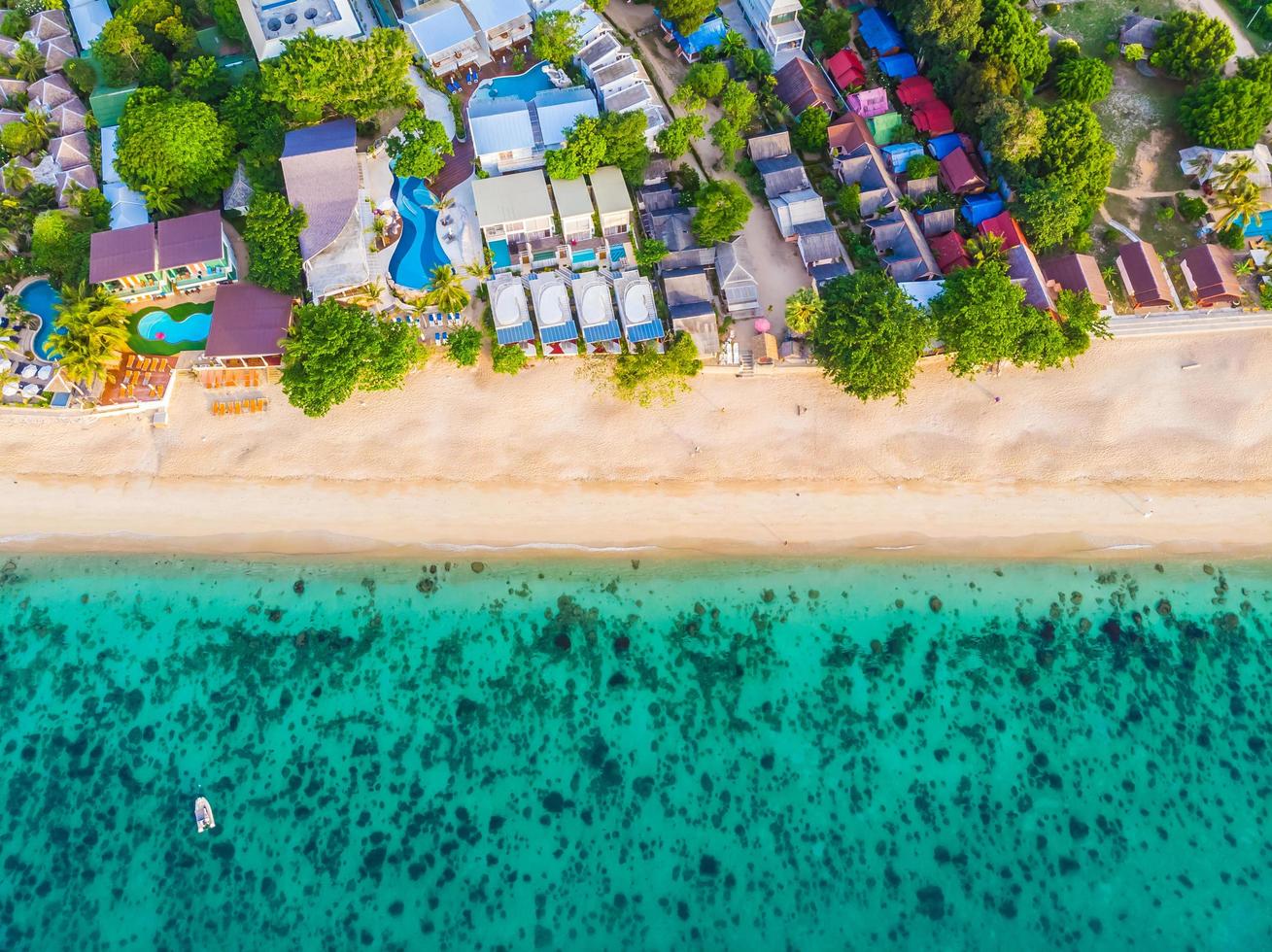 Flygfoto över den vackra tropiska stranden på Koh Samui Island, Thailand foto