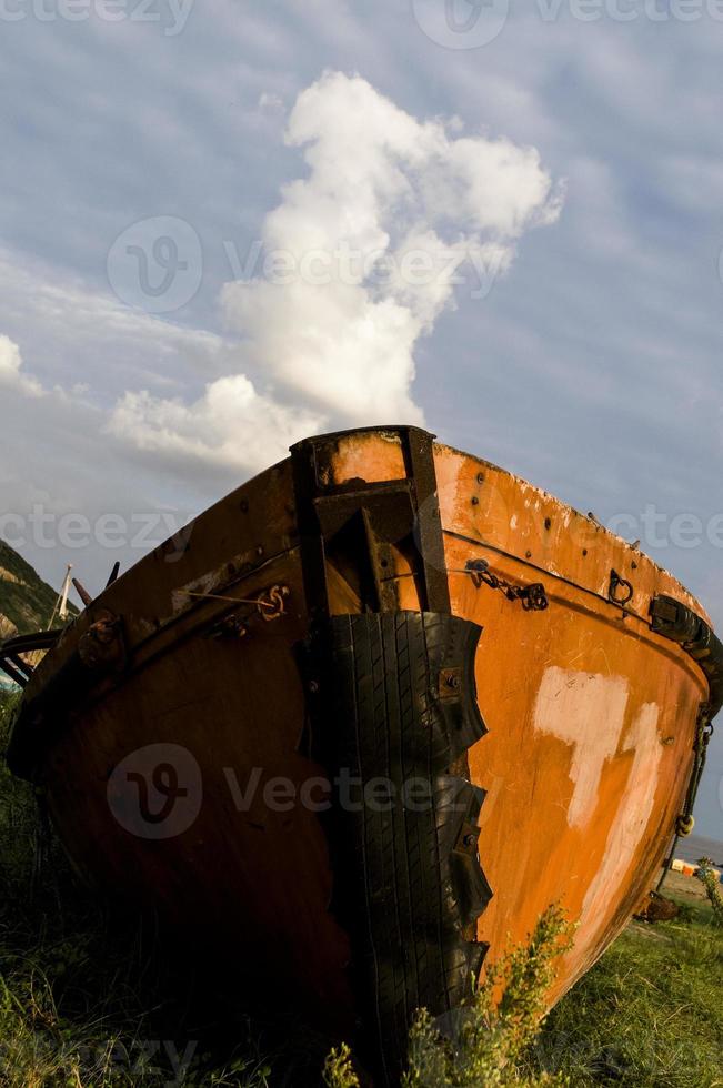 övergiven fiske båt med rustik yta på solnedgång foto