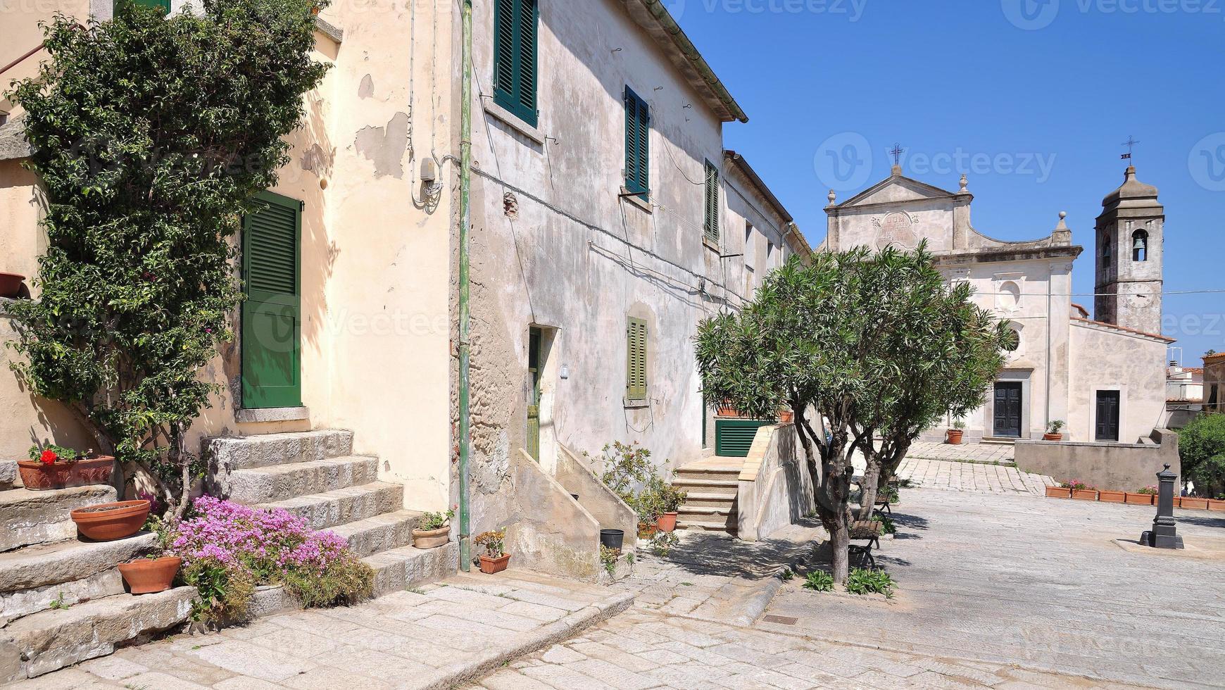 idyllisk berg by av sant ilario i campo på ö av elba, tuscany ,medelhavs havet, Italien foto