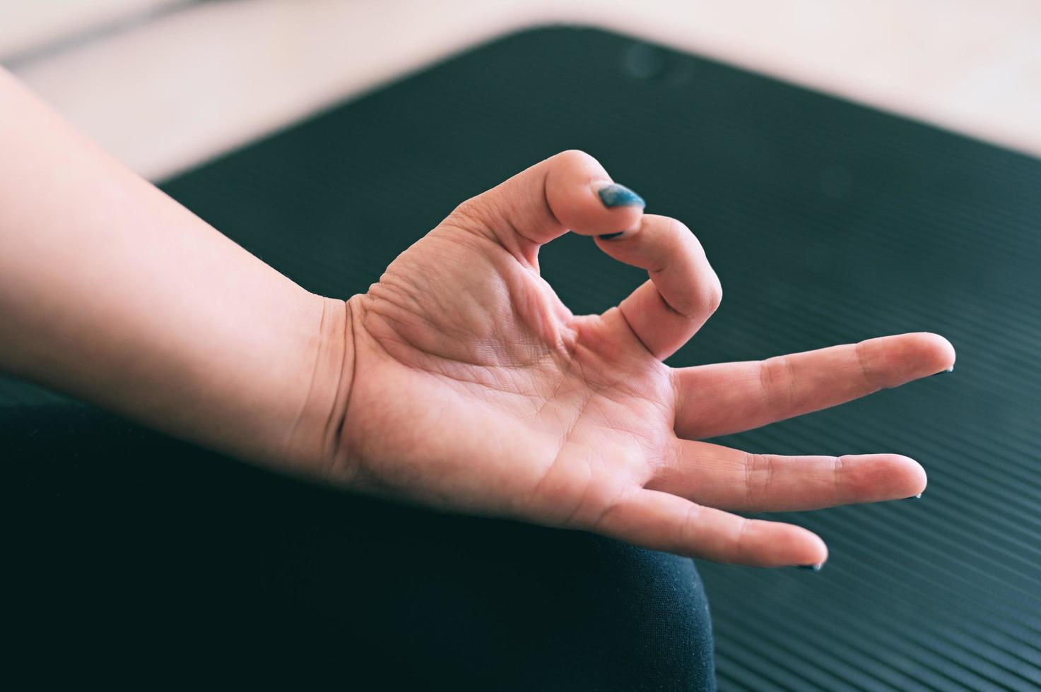 yoga kvinna i Hem, yoga utgör lektion andas meditation övning arbetssätt ut bär sportkläder, kvinnor håller på med utövar på Hem inomhus- väl varelse wellness ung flicka människor do praktiserande yoga inomhus- foto