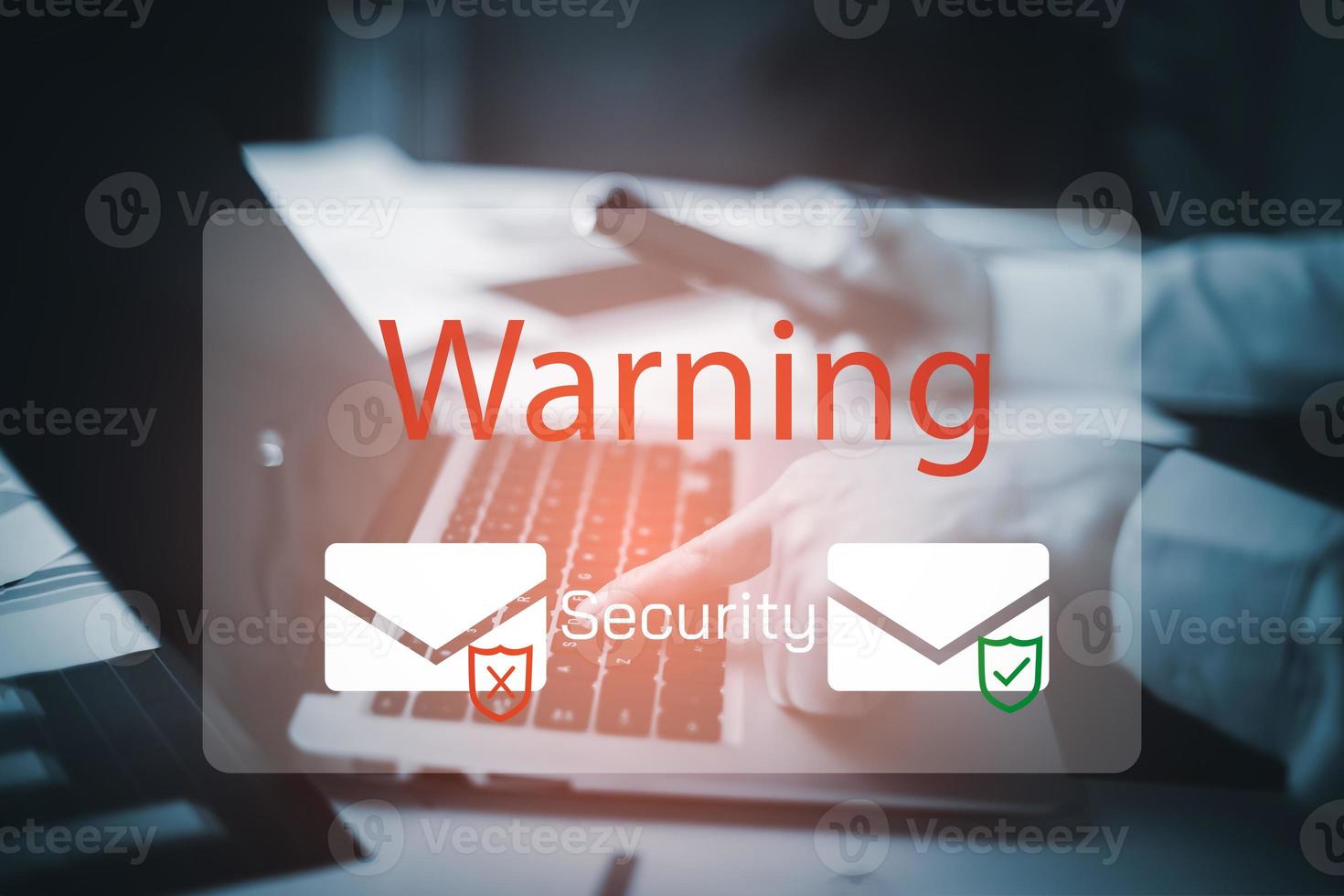 e-post begrepp med bärbar dator skräppost och virus dator övervaka internet säkerhet begrepp, kvinna använder sig av bärbar dator elektronisk skicka meddelande. spam, skräp och e-marknadsföring på skärm, skräppost e-post dyka upp varning. foto