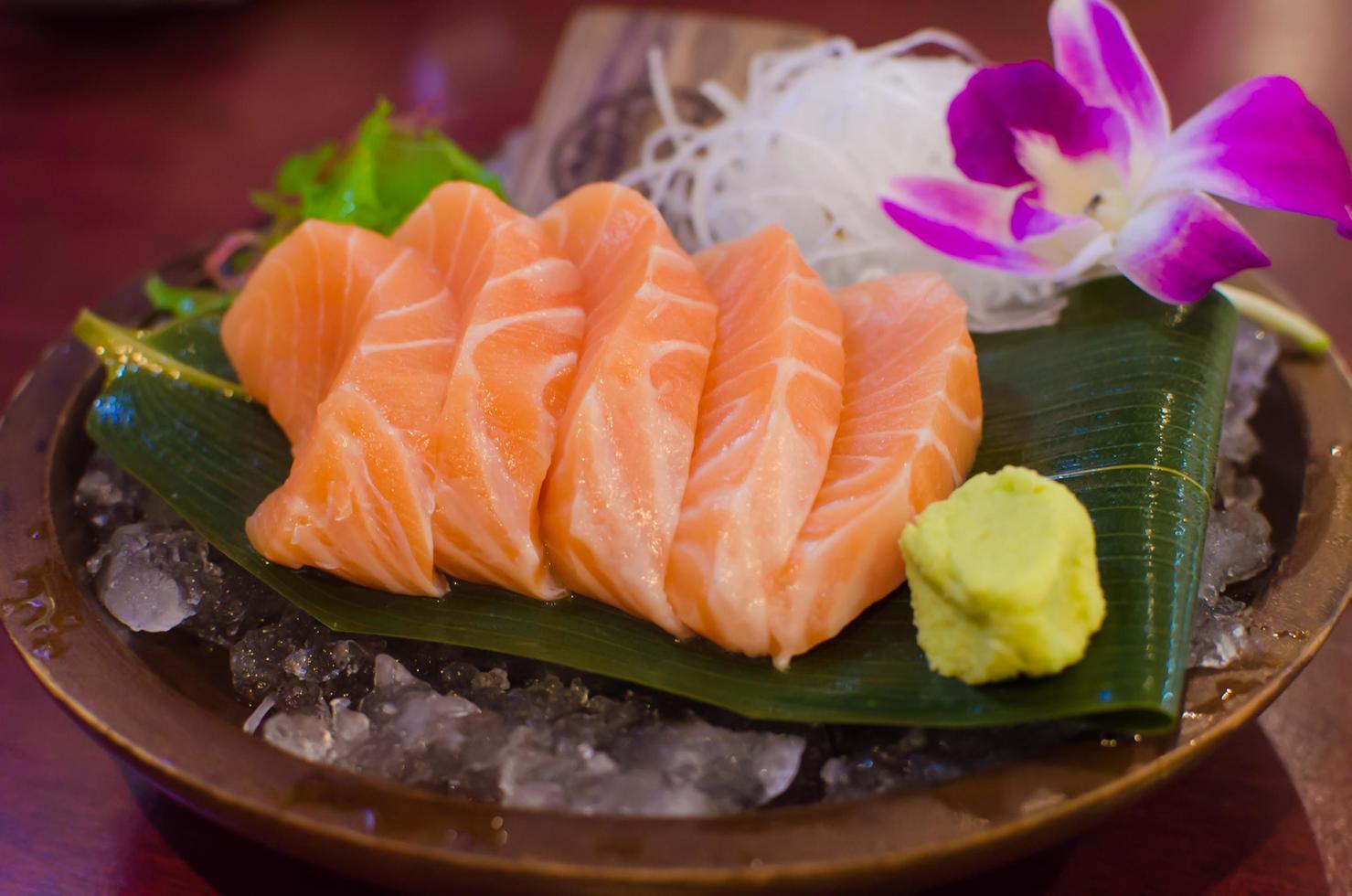 färsk lax sashimi tallrik med wasabi foto