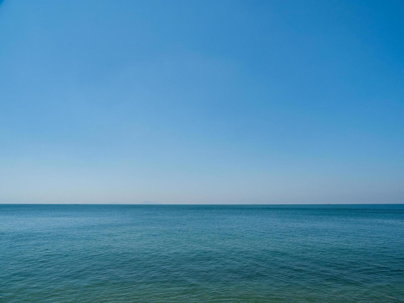 panorama främre se landskap blå hav och himmel blå bakgrund morgon- dag se lugna sommar natur tropisk hav skön ocen vatten resa bangsaen strand öst thailand chonburi exotisk horisont. foto