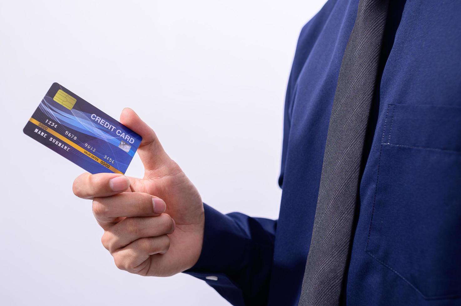 affärsman som innehar ett kreditkort foto