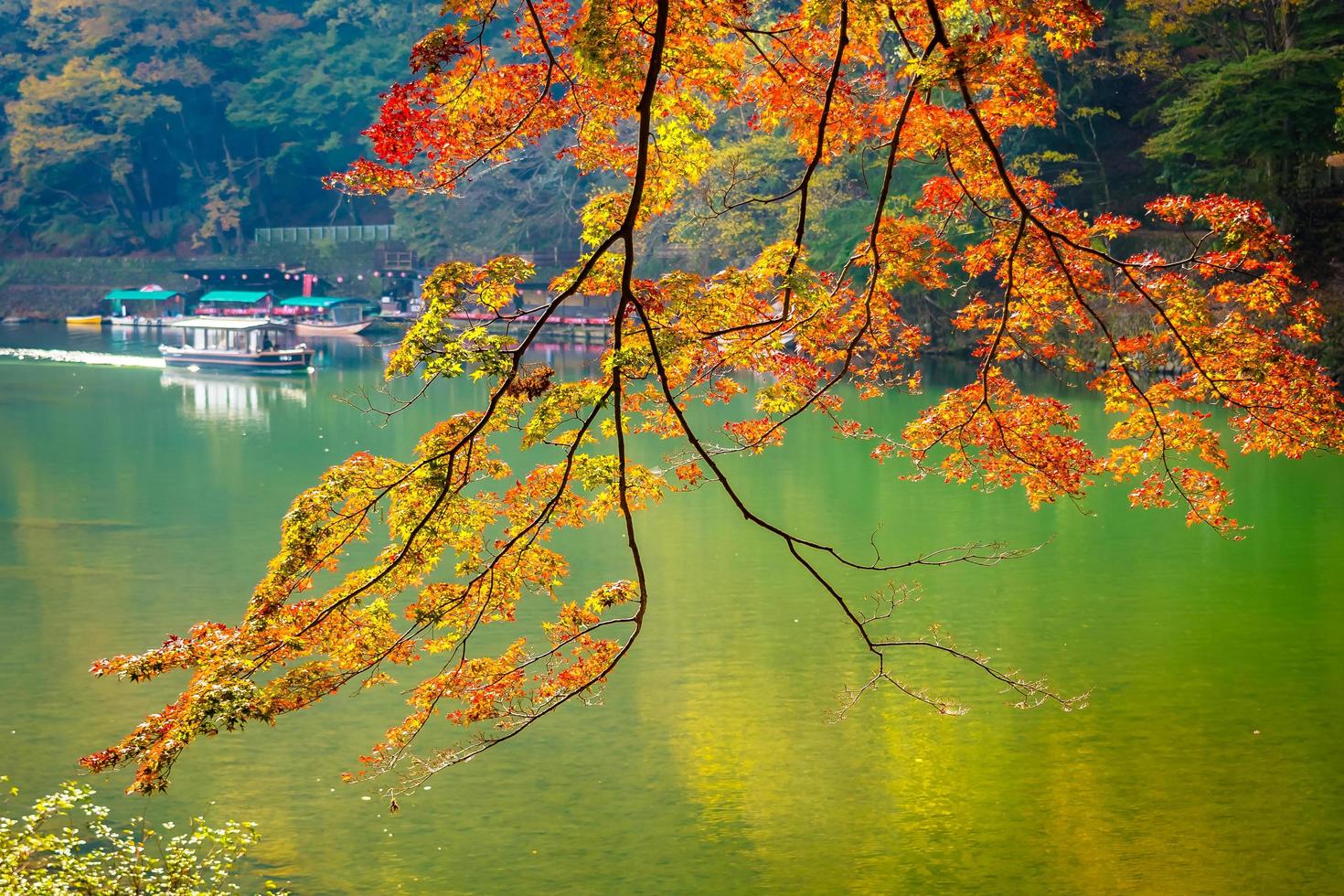 vacker arashiyama flod vid kyoto, japan foto