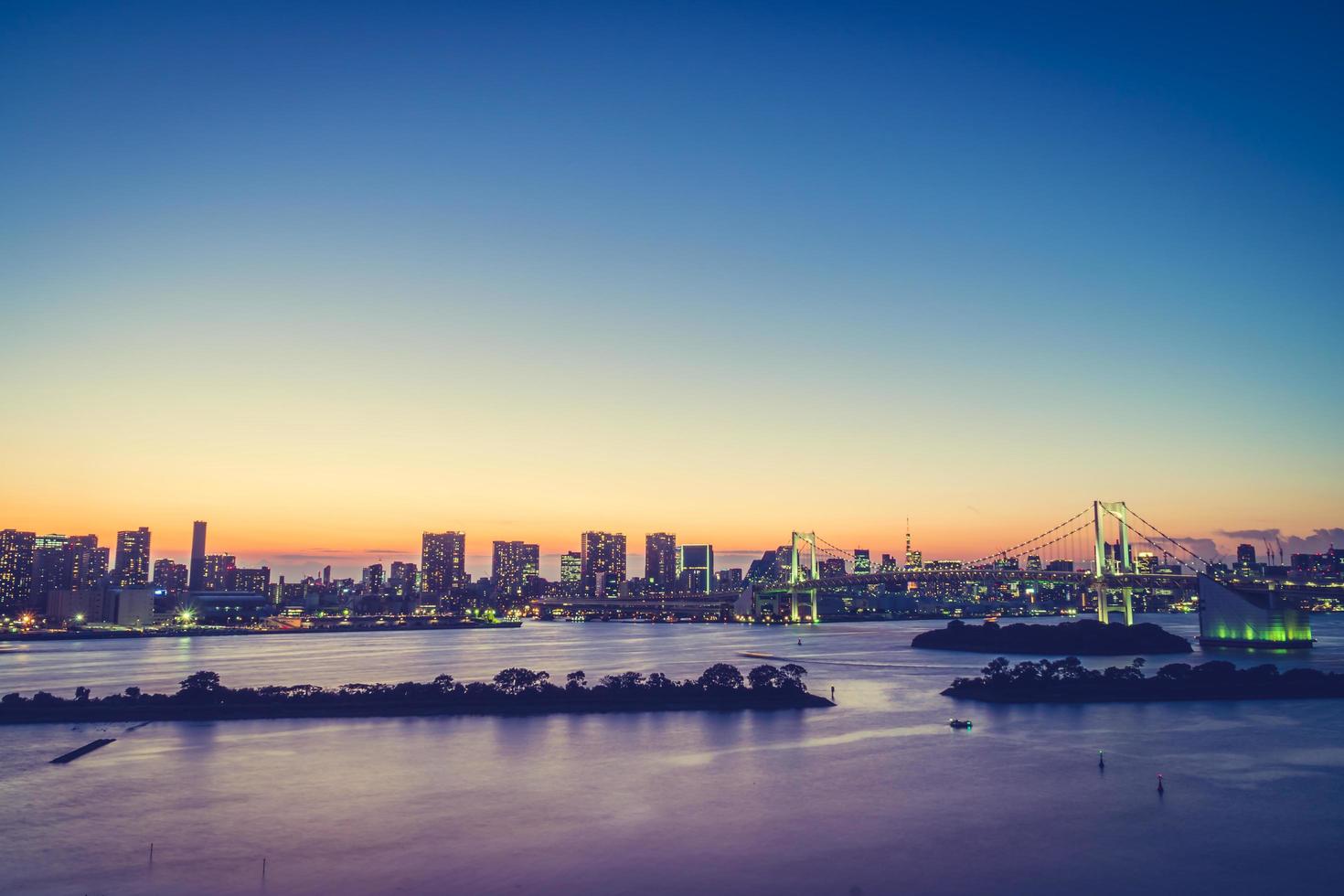 stadsbilden i tokyo stad med regnbågsbroen foto