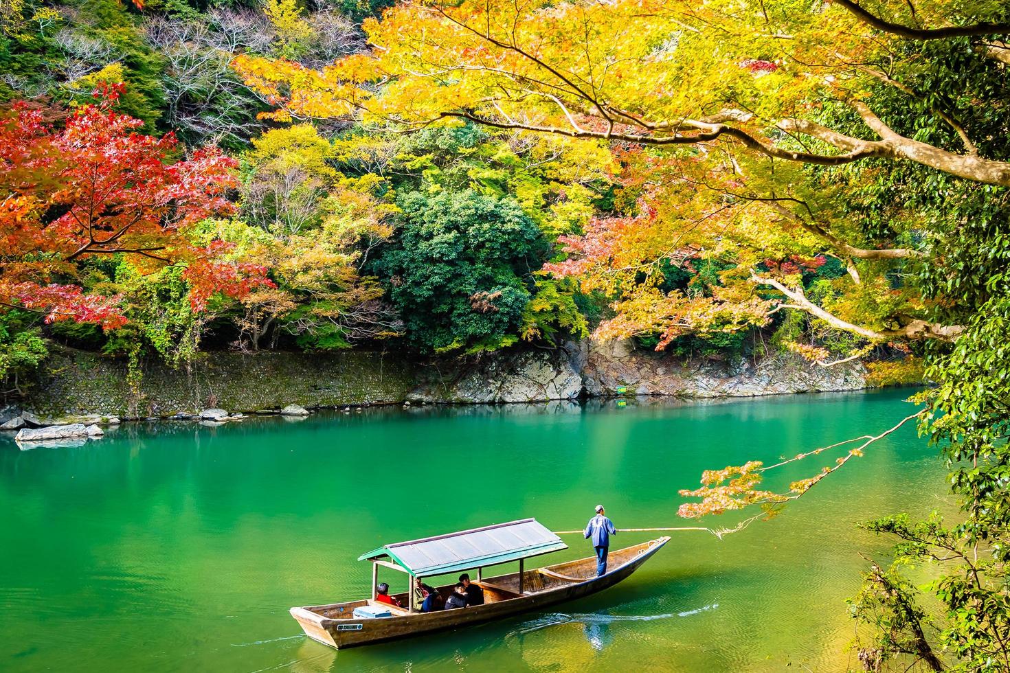 vacker arashiyama flod vid kyoto, japan foto