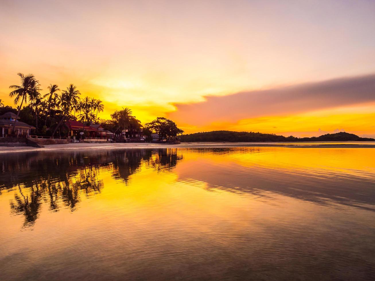 vacker tropisk strand vid soluppgång foto