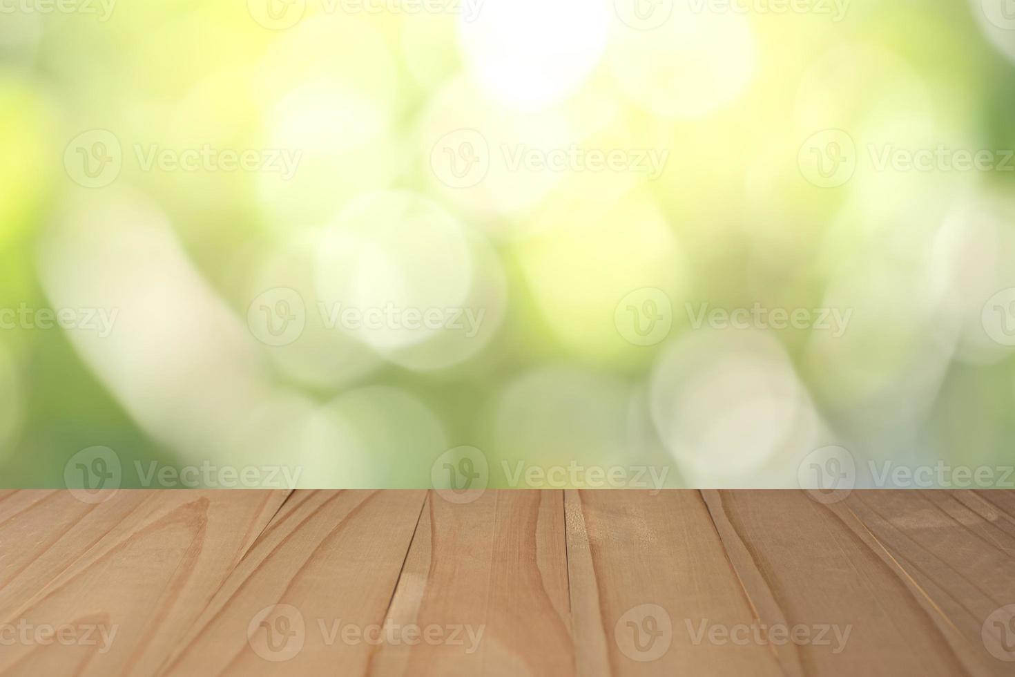 trä bordsskiva med suddig bakgrund för visning foto