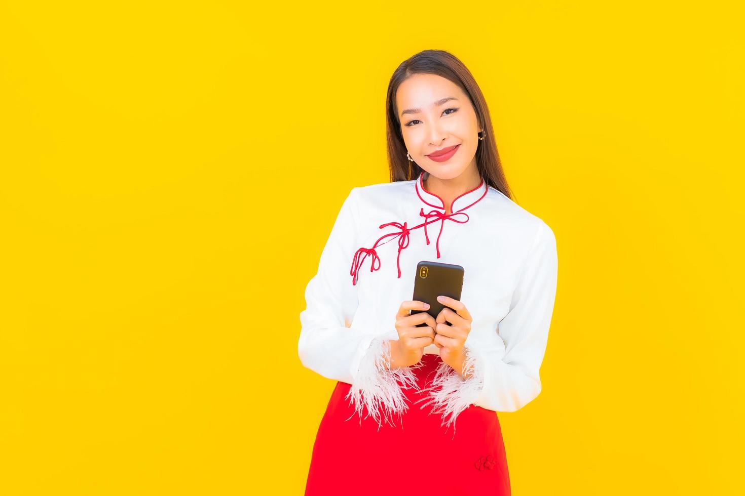 ung asiatisk kvinna med smart mobiltelefon foto