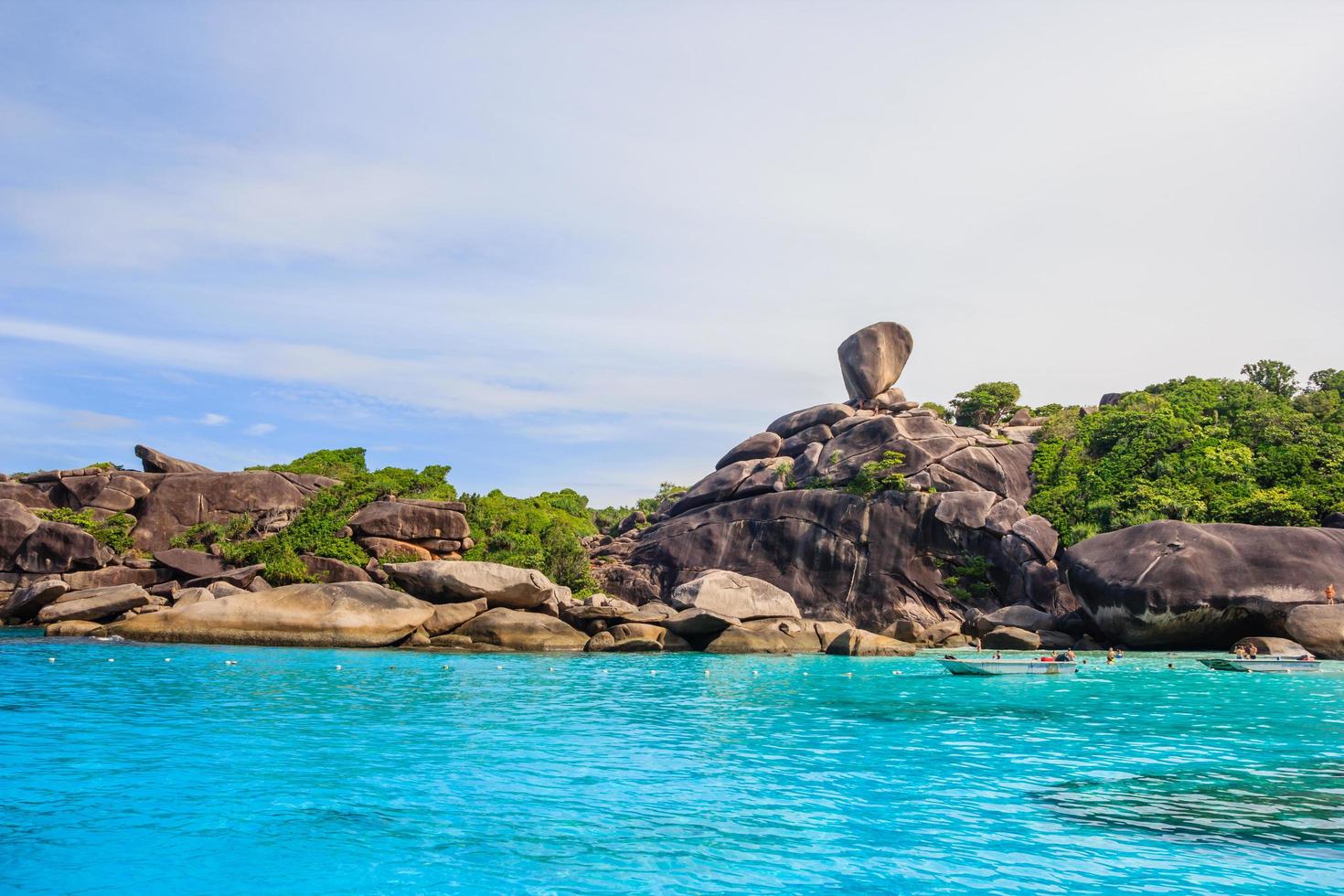 similan ö med blå himmel och moln, phuket, thailand foto