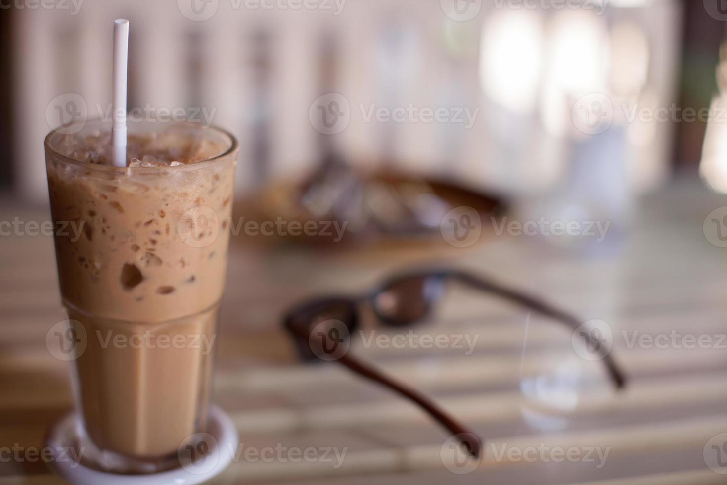 iskaffe i ett glas på ett bord foto