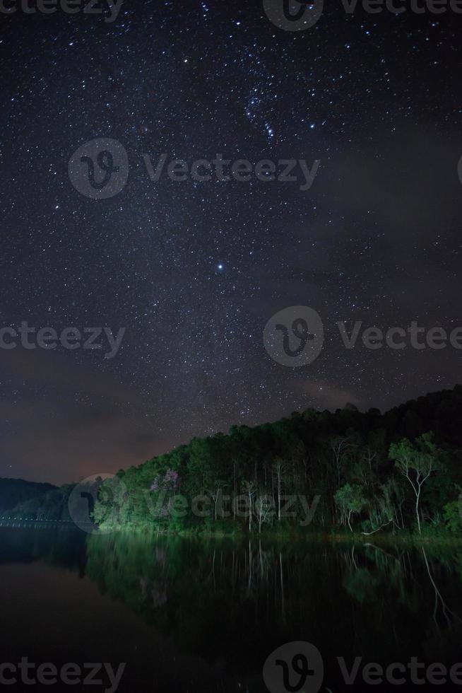 stjärnhimmel reflektion i vatten foto