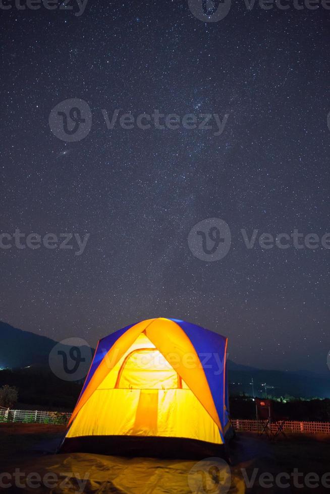 gult och blått tält på natten foto