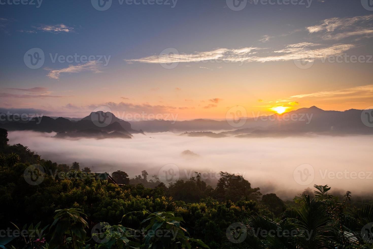 dimmigt landskap bergsutsikt foto