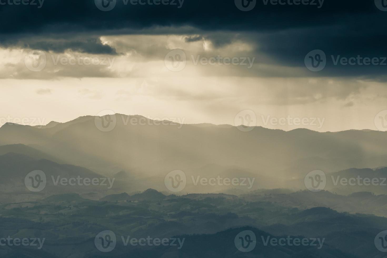 dimmig soluppgång över bergen foto
