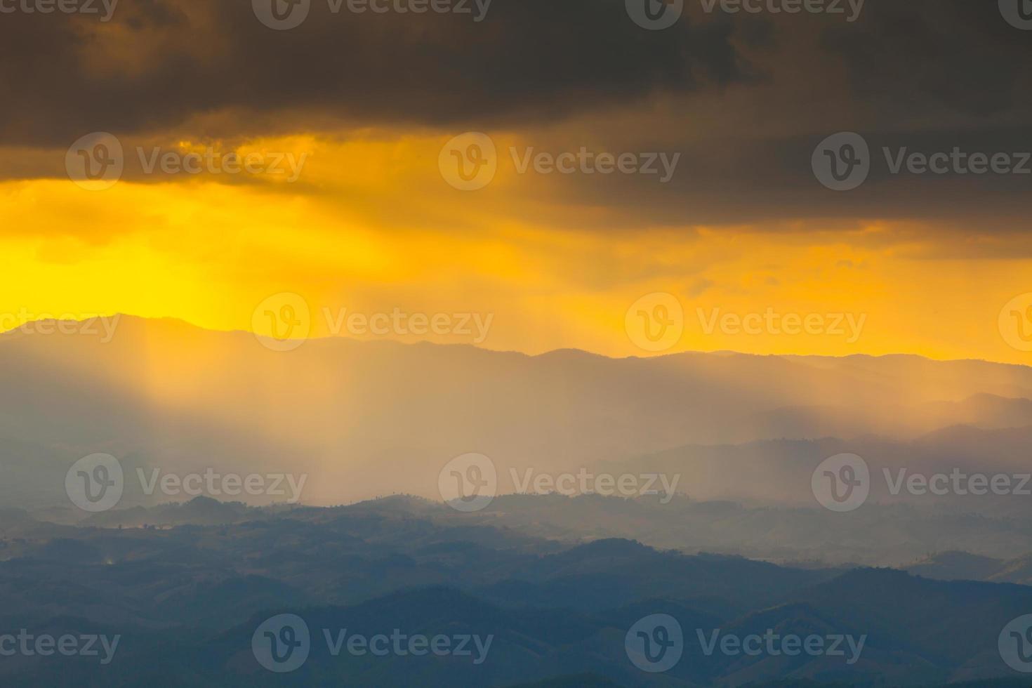 gyllene timmen ovanför bergen foto