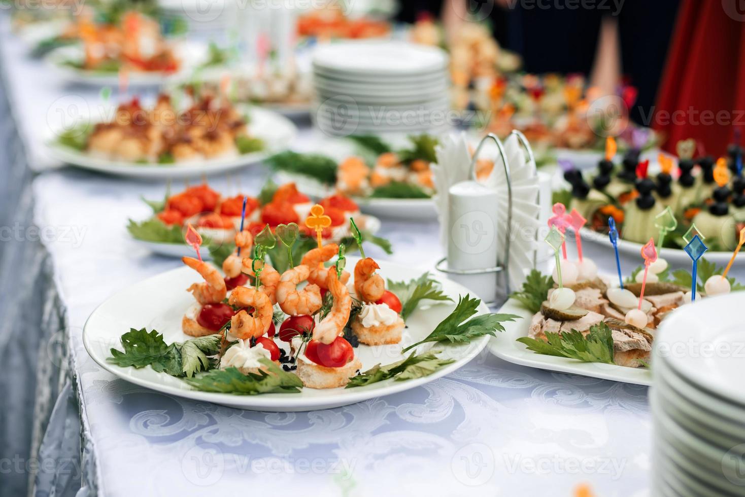 ljus mellanmål, canapes på en festlig tabell foto