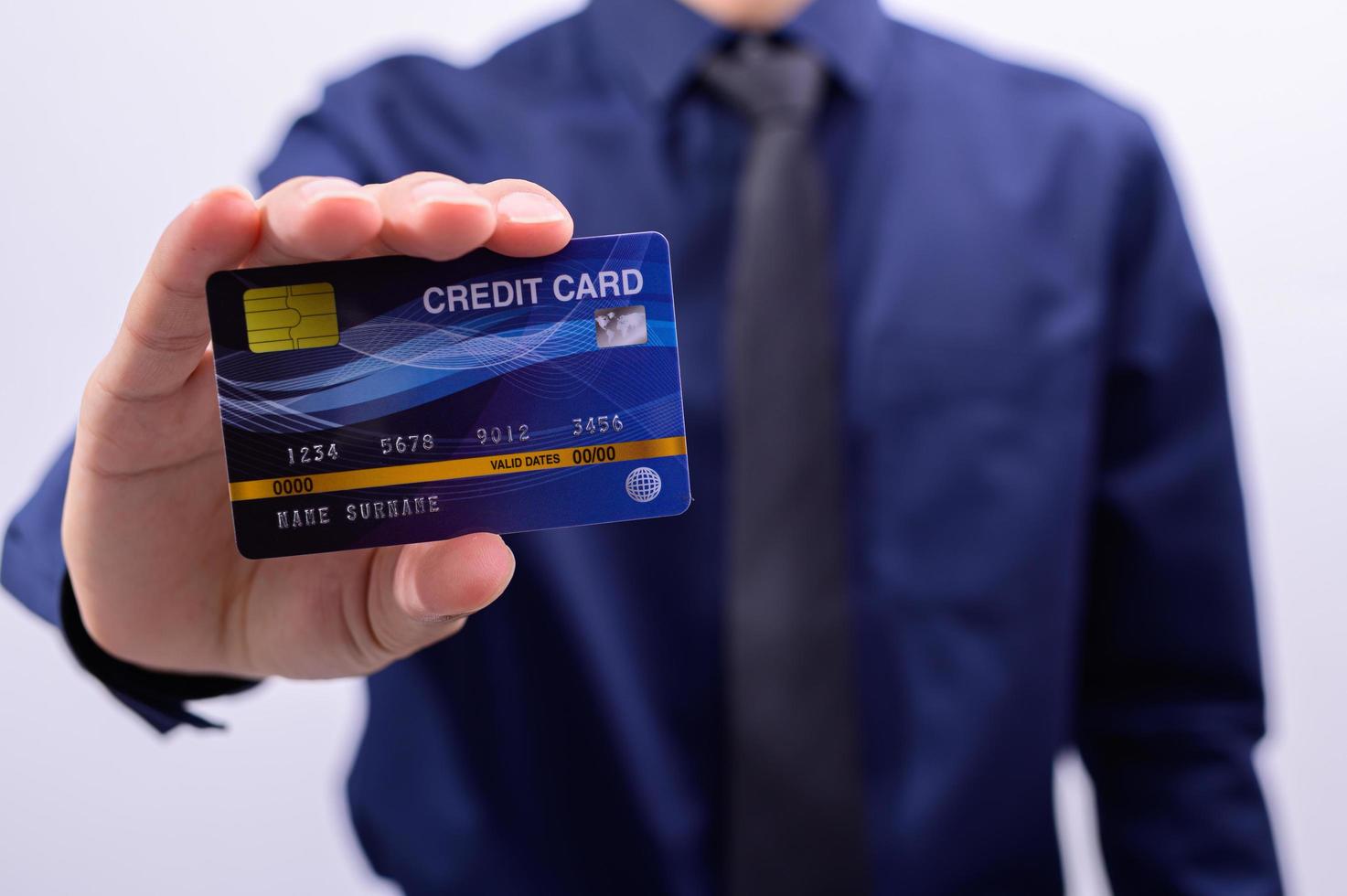 affärsman som innehar ett kreditkort foto