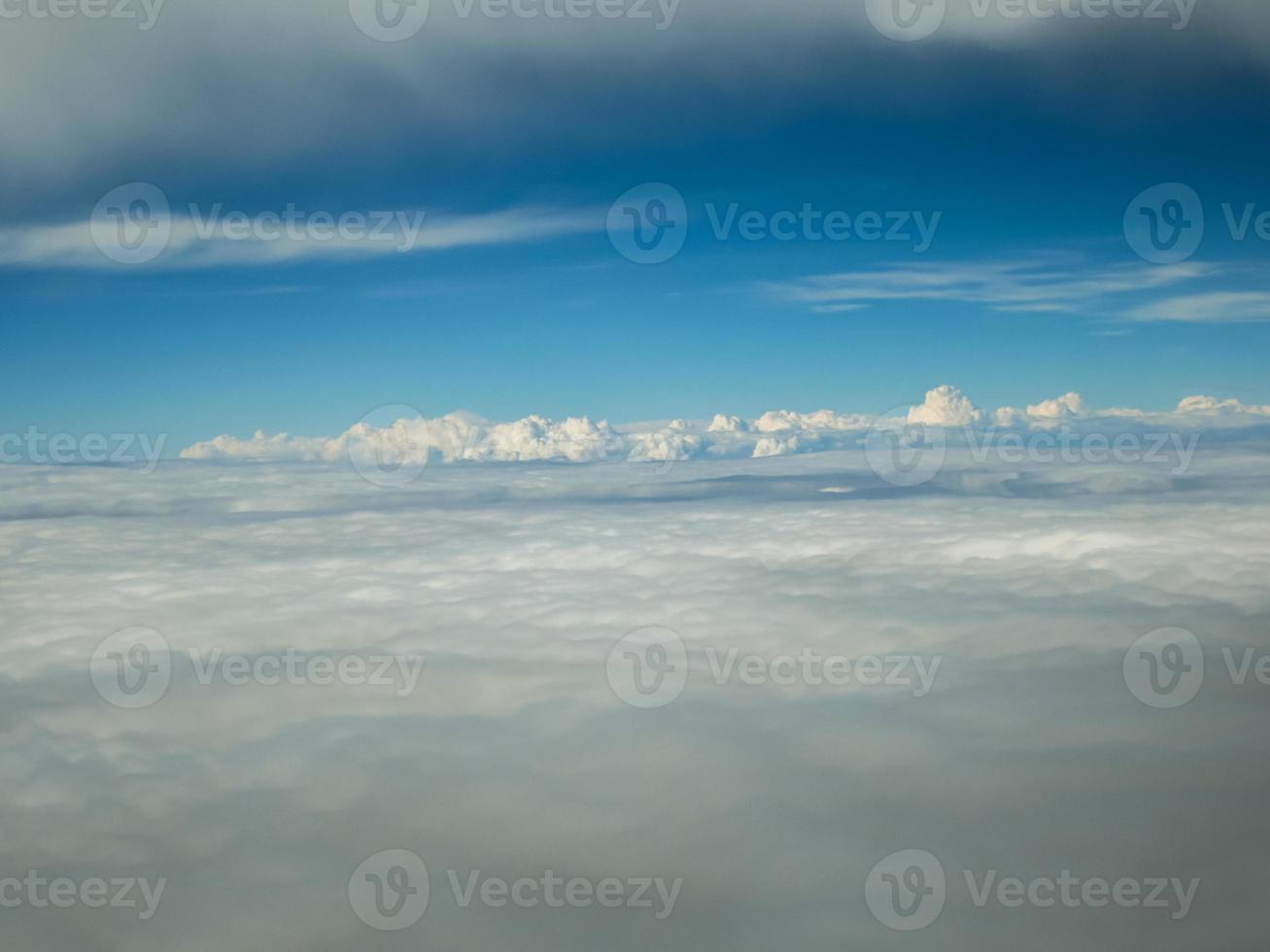Flygfoto över moln från ett flygplan foto